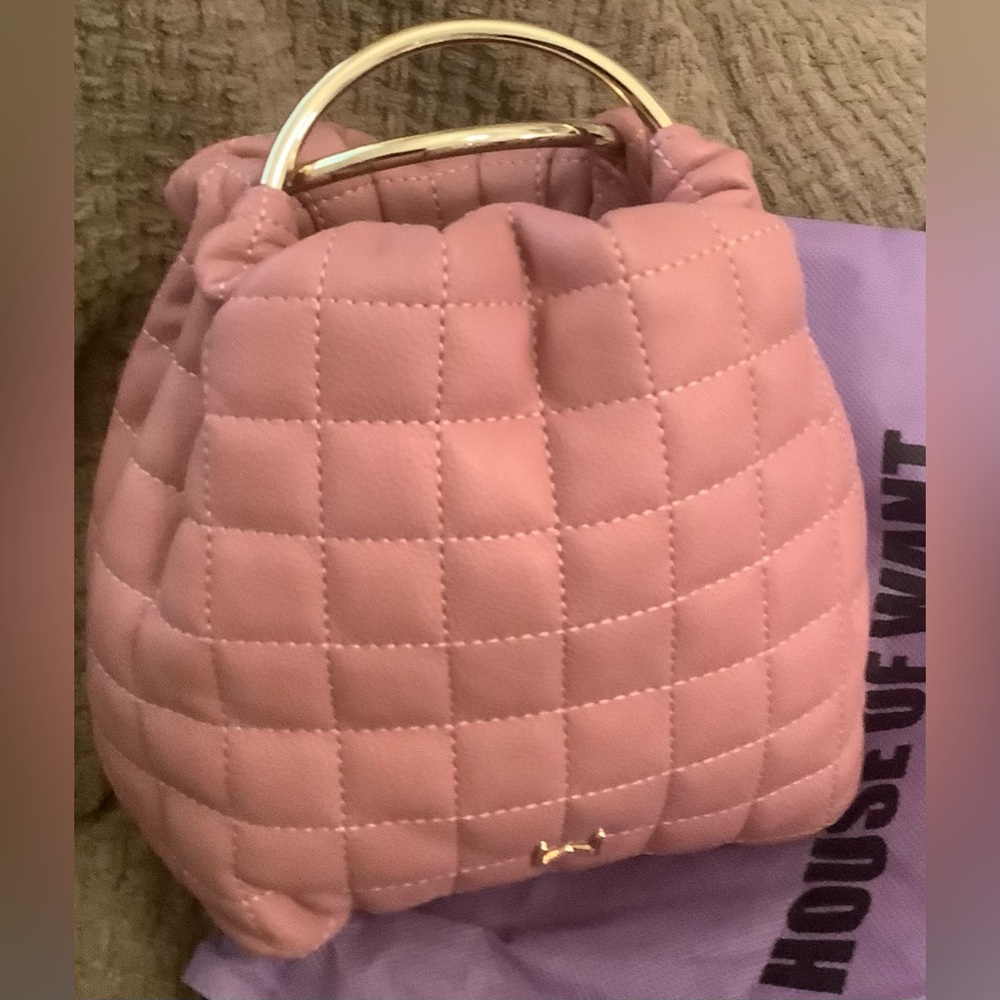 NWT pink quilted vegan leather house of want scrunch handbag with gold hardware